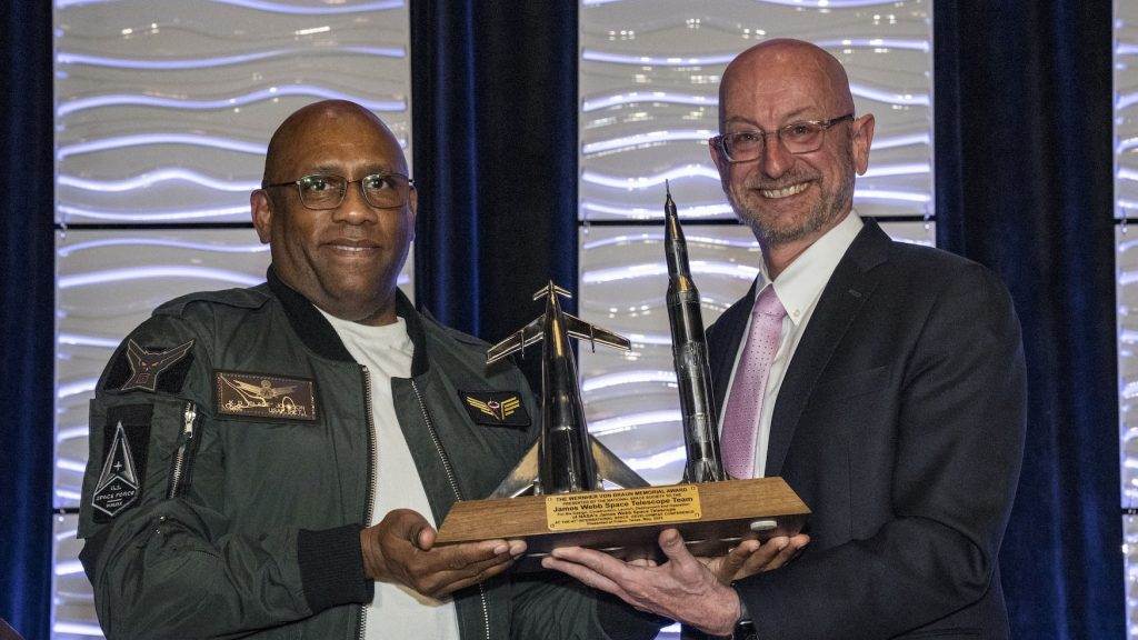 Karlton-Johnson-hands-VonBraun-Award-to-Eric-Smith